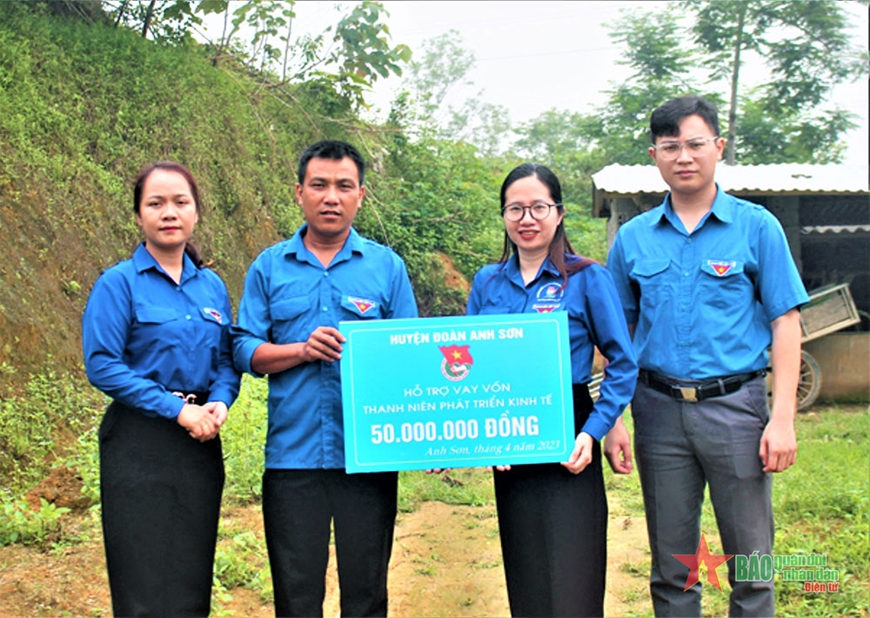 Ban Thường vụ Huyện đoàn Anh Sơn (Nghệ An) đến thăm và trao vốn vay giúp thanh niên phát triển kinh tế. Ảnh: ĐẶNG DŨNG 