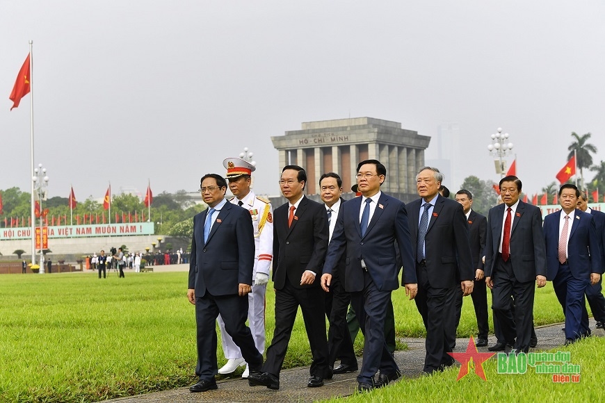 Kết thúc lễ viếng, Chủ tịch nước Võ Văn Thưởng, Thủ tướng Chính phủ Phạm Minh Chính, Chủ tịch Quốc hội Vương Đình Huệ cùng các đồng chí lãnh đạo Đảng, Nhà nước và các đại biểu Quốc hội trở về Nhà Quốc hội dự Lễ khai mạc Kỳ họp thứ năm, Quốc hội khóa XV diễn ra lúc 9 giờ sáng cùng ngày tại Phòng họp Diên Hồng, Nhà Quốc hội.