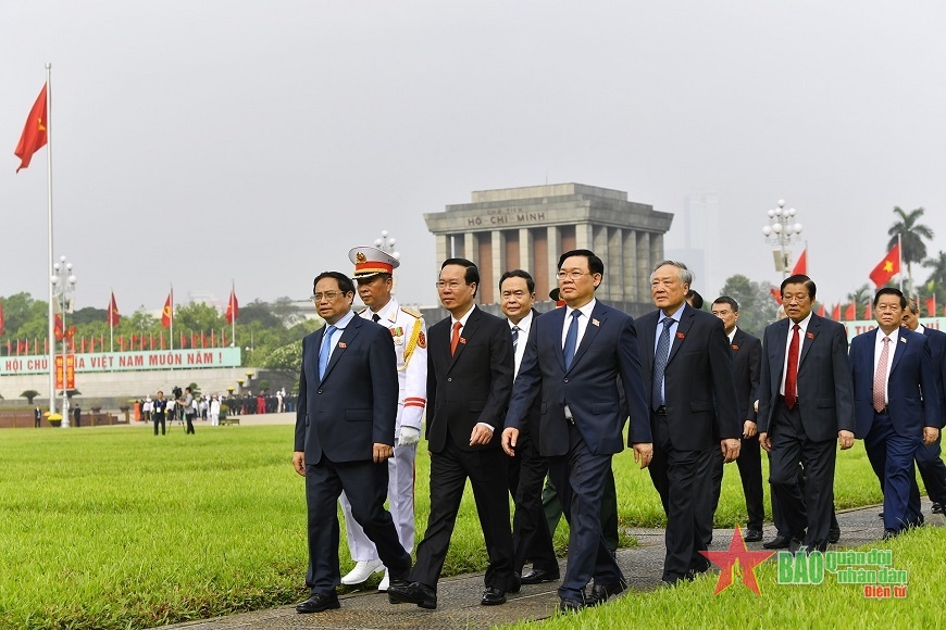 Kết thúc lễ viếng, Chủ tịch nước Võ Văn Thưởng, Thủ tướng Chính phủ Phạm Minh Chính, Chủ tịch Quốc hội Vương Đình Huệ cùng các đồng chí lãnh đạo Đảng, Nhà nước và các đại biểu Quốc hội trở về Nhà Quốc hội dự Lễ khai mạc Kỳ họp thứ năm, Quốc hội khóa XV diễn ra lúc 9 giờ sáng cùng ngày tại Phòng họp Diên Hồng, Nhà Quốc hội. 