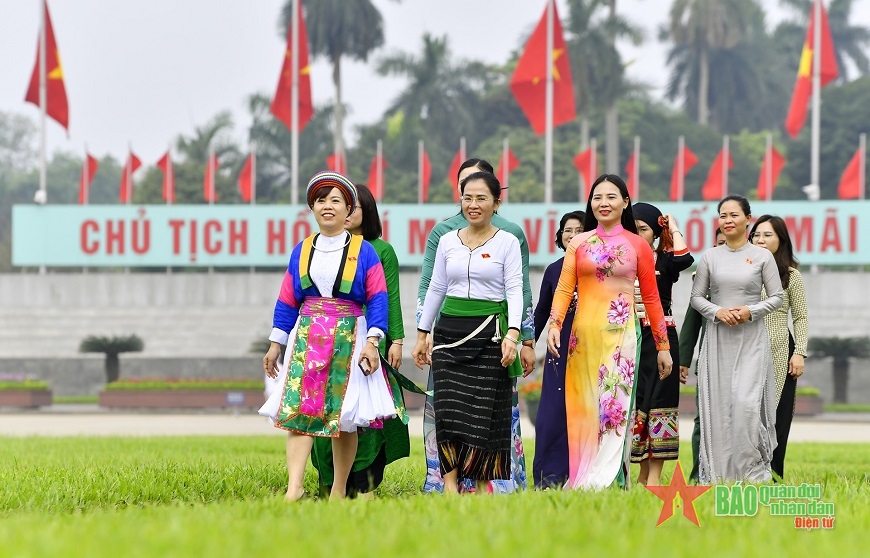 Các nữ đại biểu di chuyển về Nhà Quốc hội dự Lễ khai mạc Kỳ họp thứ năm, Quốc hội khóa XV.