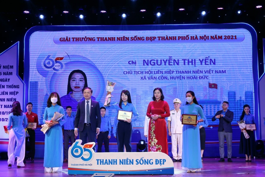 Nhận giải thưởng "Thanh niên sống đẹp" do Hội Liên hiệp thanh niên Thành phố Hà Nội trao.