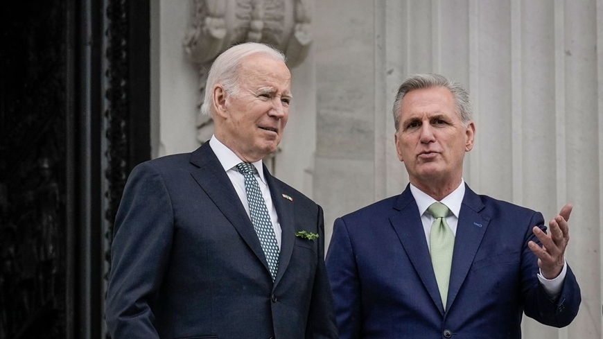 Tổng thống Mỹ Joe Biden và Chủ tịch Hạ viện Mỹ Kevin McCarthy.