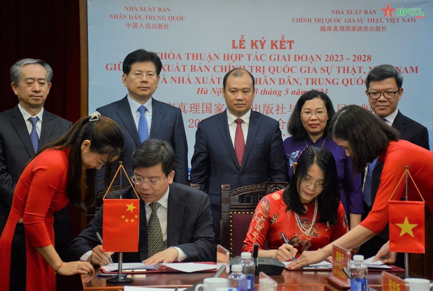 Lãnh đạo hai nhà xuất bản ký kết thỏa thuận.