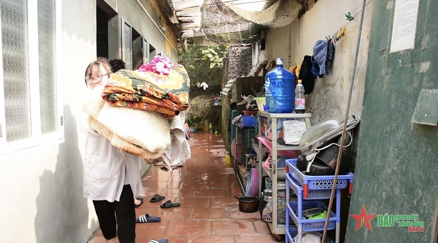  Trạm có diện tích nhỏ, chia làm các phòng chức năng riêng. Các bạn sinh viên đang dọn dẹp lại trạm để có thêm diện tích sẵn sàng đón các “bệnh nhân” mới.