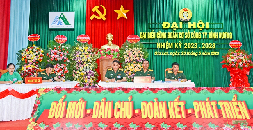  Đoàn chủ tịch, thư ký đại hội.