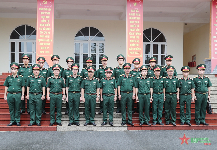  Trung tướng Nguyễn Doãn Anh và Đoàn công tác chụp ảnh lưu niệm với cán bộ Trường Cao đẳng Kỹ thuật Mật mã.