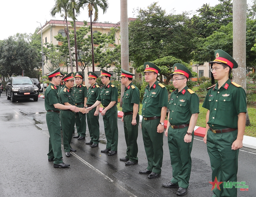 Ban giám hiệu và chỉ huy cơ quan Trường Cao đẳng Kỹ thuật Mật mã đón Trung tướng Nguyễn Doãn Anh đến thăm và làm việc.