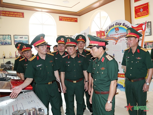 Trung tướng Nguyễn Doãn Anh làm việc tại Trường Cao đẳng Kỹ thuật Mật mã
