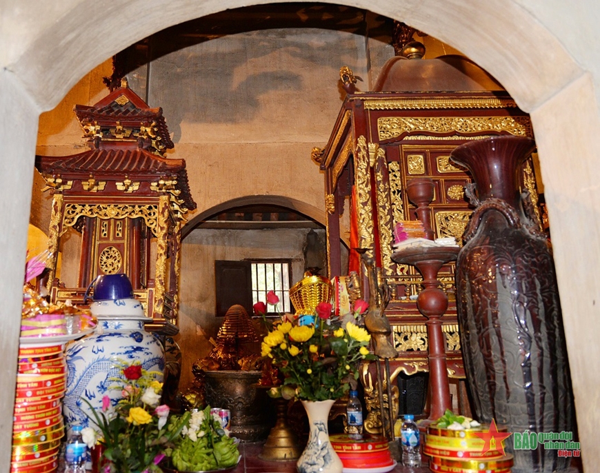 Bảo vật quốc gia cặp khám thờ sơn son thếp vàng tại Di tích đền - chùa Bà Tấm (xã Dương Xá, huyện Gia Lâm, TP Hà Nội). 