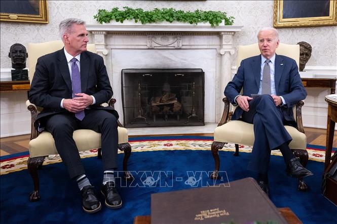 Tổng thống Mỹ Joe Biden (phải) và Chủ tịch Hạ viện Kevin McCarthy tại cuộc gặp ở Nhà Trắng. 