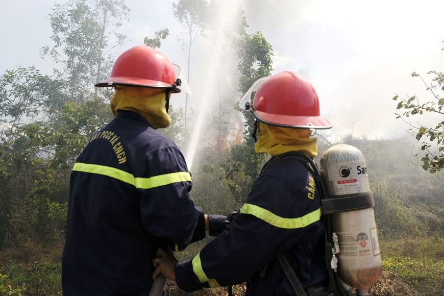 Lực lượng Cảnh sát phòng cháy, chữa cháy và cứu hộ, cứu nạn tham gia chữa cháy rừng. 