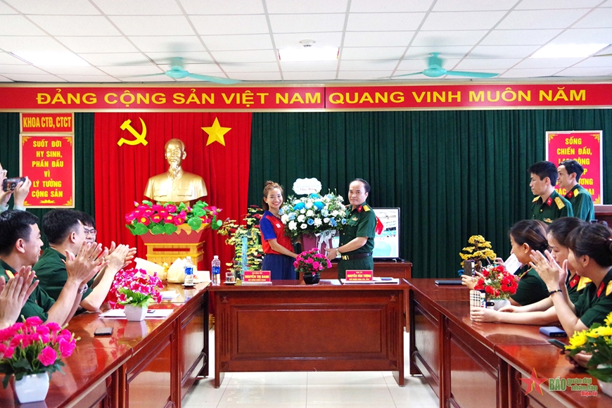 Đại tá, Tiến sĩ Nguyễn Văn Tượng, Chủ nhiệm Khoa Công tác Đảng, công tác chính trị trao quà tặng vận động viên Nguyễn Thị Oanh. 