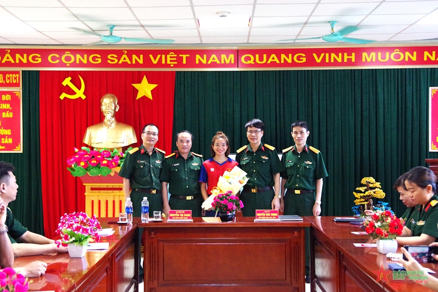 Lãnh đạo, chỉ huy Khoa Công tác Đảng, công tác chính trị và các bộ môn cùng vận động viên Nguyễn Thị Oanh. 