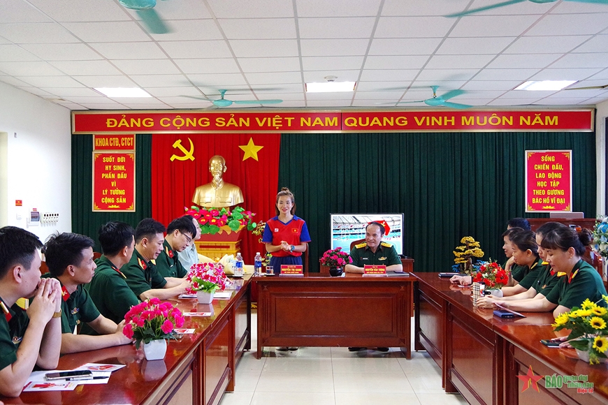 Vận động viên Nguyễn Thị Oanh phát biểu cảm ơn cán bộ, giảng viên, nhân viên Khoa Công tác Đảng, công tác chính trị (Trường Sĩ quan Chính trị). 