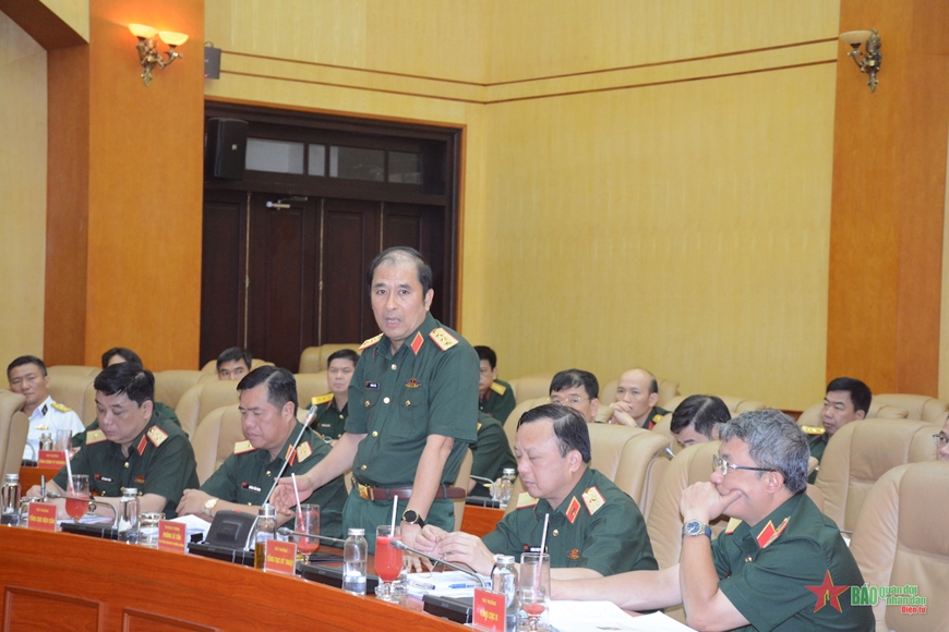 Thượng tướng Phùng Sĩ Tấn phát biểu tại cuộc họp.  