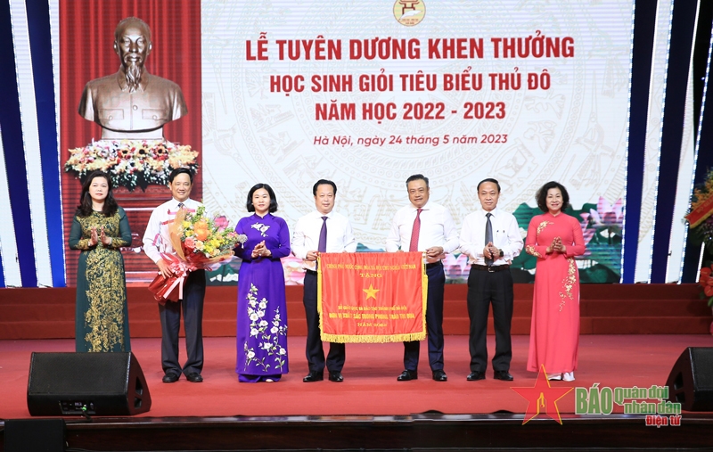 Phó bí thư Thường trực Thành ủy Hà Nội Nguyễn Thị Tuyến, Chủ tịch UBND TP Hà Nội Trần Sỹ Thanh trao Cờ Đơn vị xuất sắc phong trào thi đua tặng Sở Giáo dục và Đào tạo Hà Nội. 