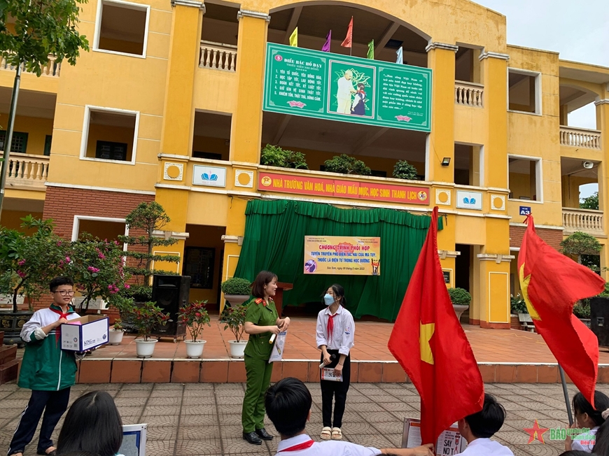  Công an huyện Sóc Sơn phổ biến tác hại của ma túy trá hình mới, thuốc lá điện tử tới học sinh và giáo viên Trường THCS Tân Dân. 