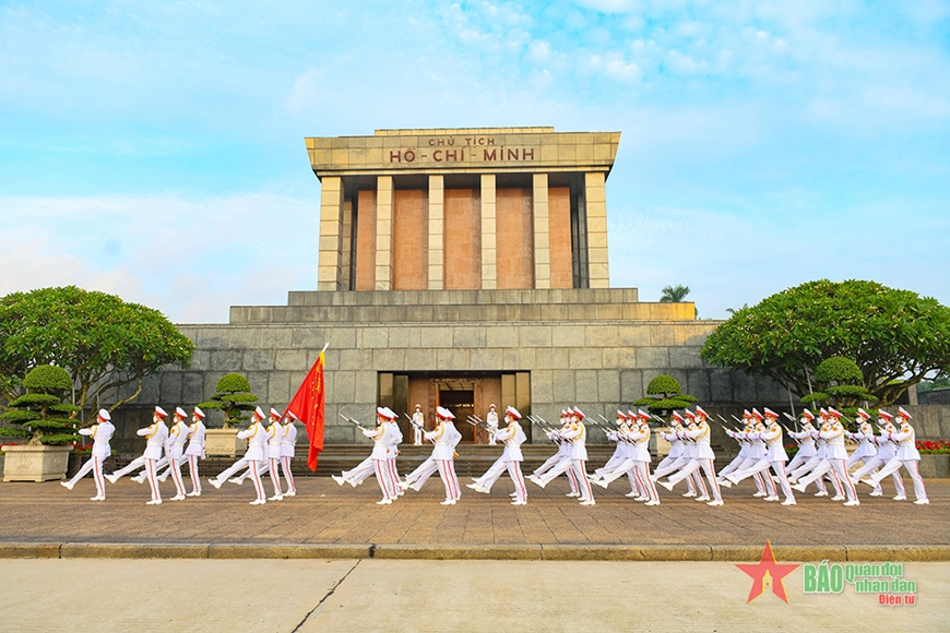 Đội tiêu binh danh dự duyệt đội ngũ qua trước cửa Lăng Bác trong nghi lễ chào cờ hằng ngày. Ảnh: TUẤN HUY  