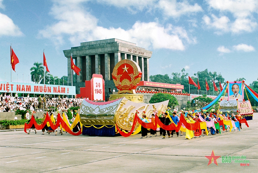 Lễ diễu binh trước Lăng Chủ tịch Hồ Chí Minh dịp kỷ niệm 70 Năm Quốc khánh nước Cộng hòa xã hội chủ nghĩa Việt Nam (tháng 9-2015). Ảnh: NGỌC HÀ