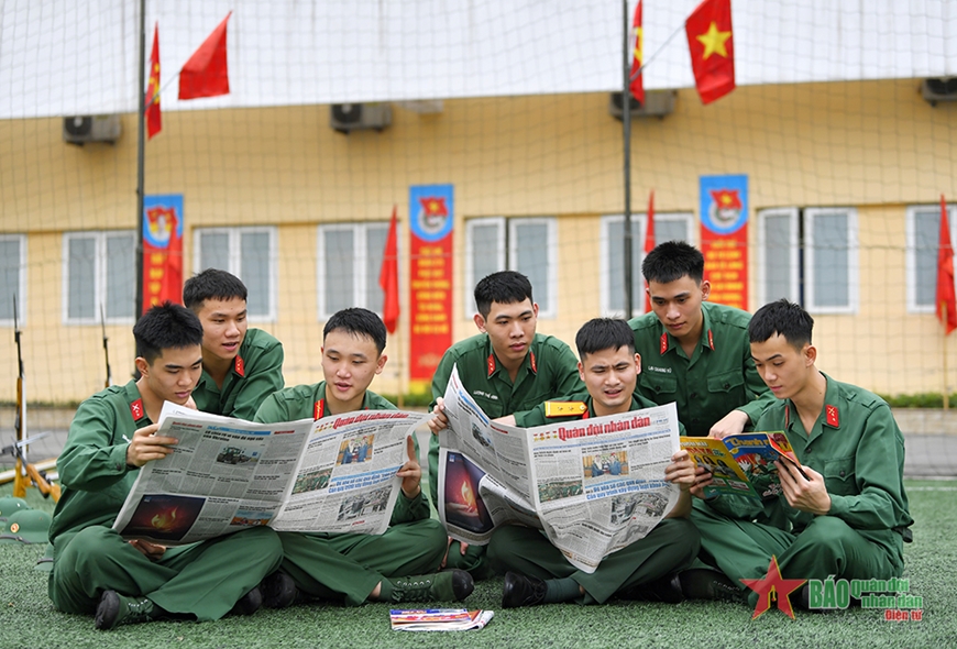 Phút giải lao của cán bộ, chiến sĩ Đoàn 275 trên bãi tập.  