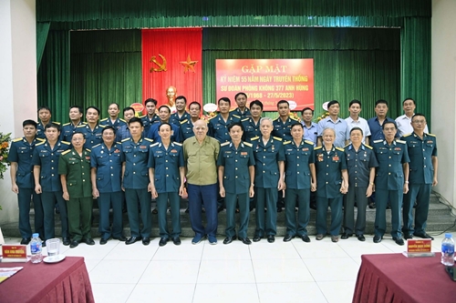 Sư đoàn 377 (Quân chủng Phòng không-Không quân) tổ chức gặp mặt nhân kỷ niệm 55 năm Ngày truyền thống