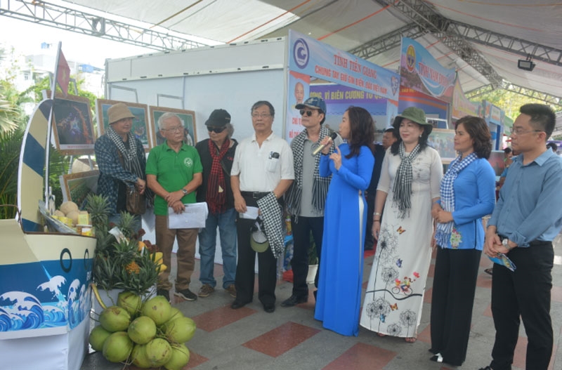 Không gian trưng bày, tuyên truyền của tỉnh Tiền Giang thu hút sự quan tâm của người dân và du khách. 