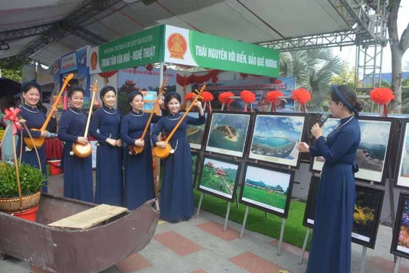 Không gian trưng bày tuyên truyền của tỉnh Thái Nguyên về biển, đảo quê hương. 