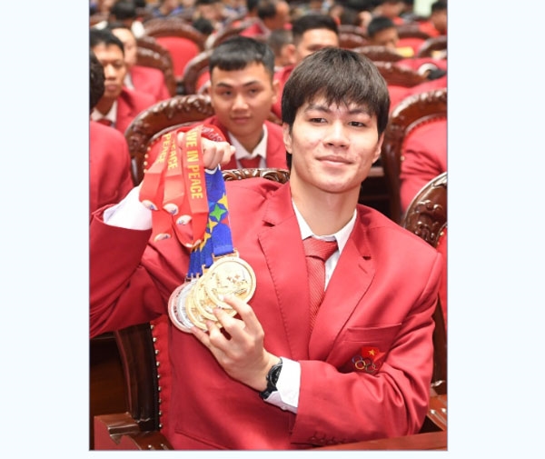  Trần Hưng Nguyên giới thiệu 5 tấm huy chương giành được tại SEA Games 32.Ảnh: PHÚ SƠN