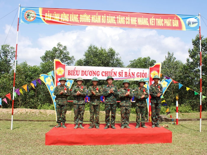 Chỉ huy Trung đoàn 246 (Sư đoàn 346, Quân khu 1) trao “Hoa bắn giỏi” tặng chiến sĩ mới. 