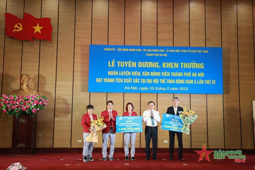 Bí thư Thành ủy Hà Nội Đinh Tiến Dũng trao thưởng cho Đoàn Thể thao Hà Nội và Đội tuyển bóng đá nữ quốc gia Việt Nam. 