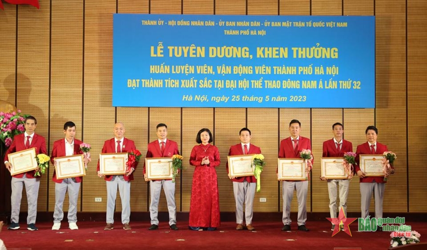 Phó bí thư Thường trực Thành ủy Nguyễn Thị Tuyến trao thưởng cho các huấn luyện viên xuất sắc. 