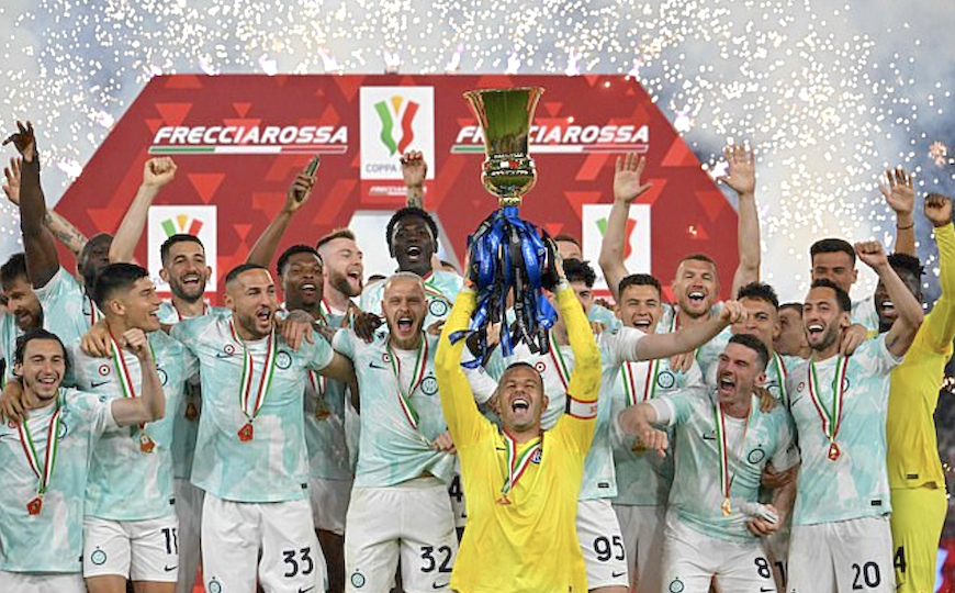  Các cầu thủ Inter nâng cao cúp vô địch Coppa Italia. Ảnh: Dailymail