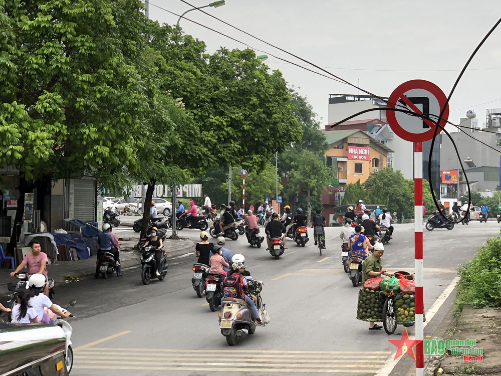 Khi người dân cố tình “quên” những biển báo đường lên cầu Long Biên

