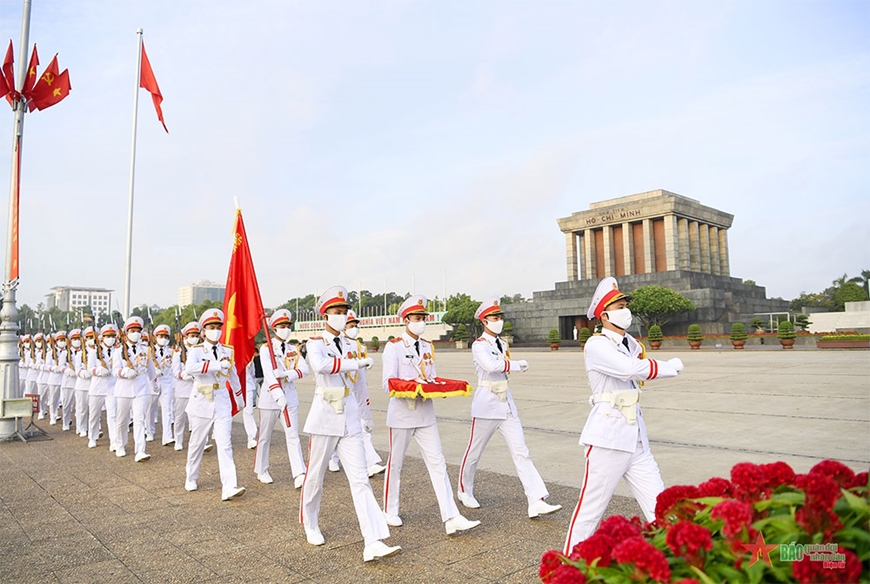 Đội tiêu binh danh dự thực hiện nghi lễ chào cờ hằng ngày tại Lăng Bác. Ảnh: qdnd.vn.