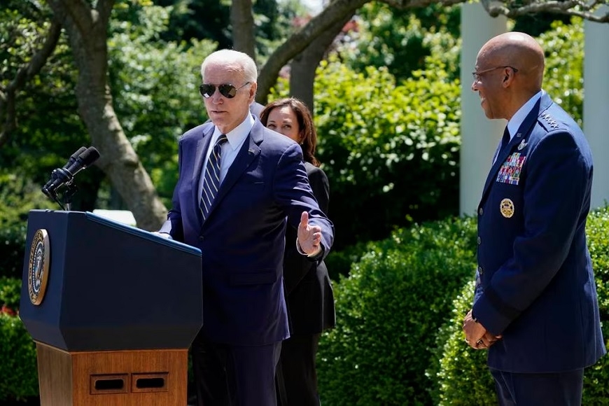 Tổng thống Joe Biden thông báo đề cử Tham mưu trưởng Không quân, Tướng CQ Brown Jr. (bên phải), làm Chủ tịch Hội đồng Tham mưu trưởng liên quân, thay Tướng Lục quân Mark Milley. Ảnh: AP 