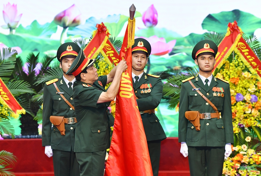  Đại tướng Lương Cường gắn Huân chương Bảo vệ Tổ quốc hạng Nhì lên Quân kỳ Quyết thắng.