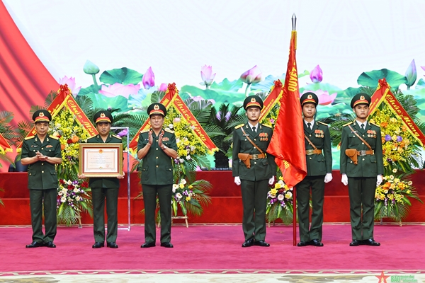 Đại tướng Lương Cường trao Huân chương Bảo vệ Tổ quốc hạng Nhì tặng Bảo hiểm xã hội Bộ Quốc phòng