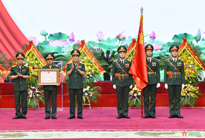  Đại tướng Lương Cường trao Huân chương Bảo vệ Tổ quốc hạng Nhì tặng Bảo hiểm xã hội Bộ Quốc phòng.