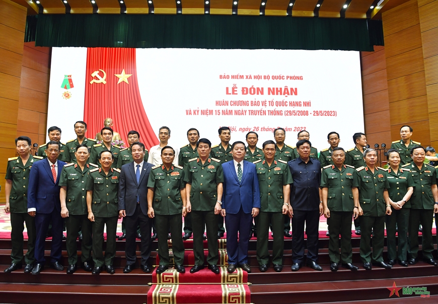  Đại tướng Lương Cường với các đại biểu tại lễ kỷ niệm.