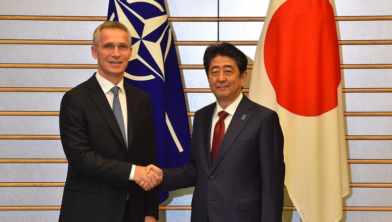 Tổng thư ký NATO Jens Stoltenberg và Thủ tướng Nhật Fumio Kishida trong chuyến thăm Nhật Bản hồi tháng 1-2023. Ảnh: Nato.int