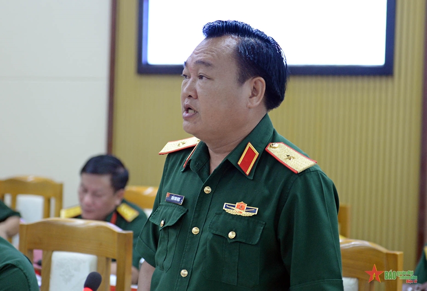 Thiếu tướng Trần Vinh Ngọc báo cáo kết quả thực hiện Quy chế dân chủ cơ sở trong Đảng bộ, lực lượng vũ trang Quân khu 7.