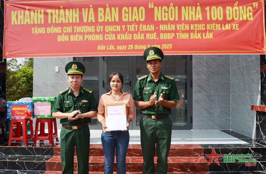 Đại tá Đỗ Quang Thấm, Phó chính ủy Bộ đội Biên phòng tỉnh Đắk Lắk trao quyết định hỗ trợ cho gia đình Thượng úy Y Tiết Êban.