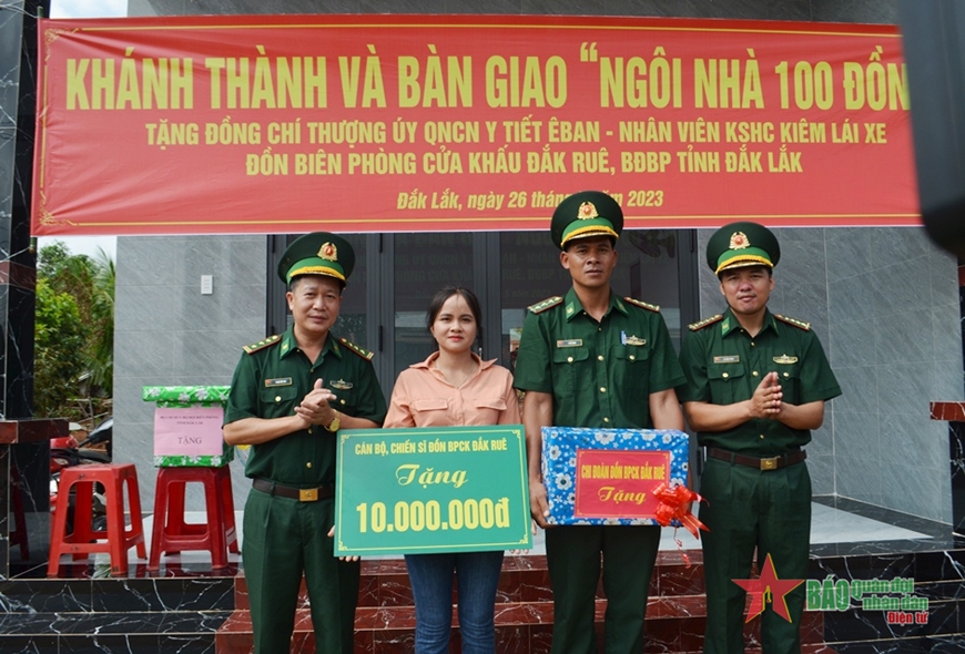 Đại diện Đồn Biên phòng Cửa khẩu Đắk Ruê trao 10 triệu đồng tặng gia đình thượng úy Y Tiết Êban. 