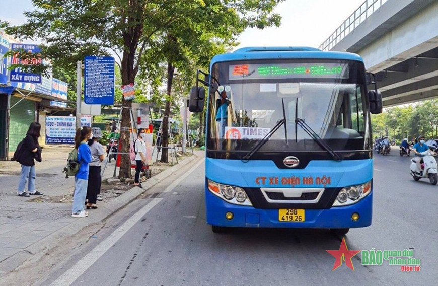 Hành khách đi xe buýt của Hà Nội đang tăng trở lại. 