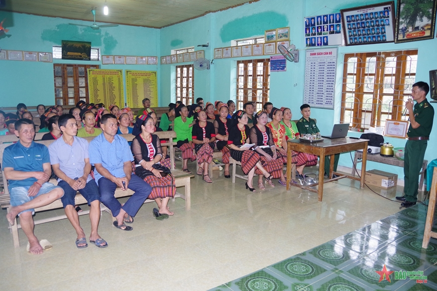 Cán bộ Đồn Biên phòng Môn Sơn tuyên truyền phòng, chống bạo lực gia đình, tảo hôn, hôn nhân cận huyết thống. 