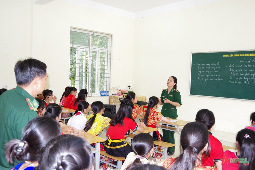 Đồn Biên phòng Nhôn Mai tổ chức tuyên truyền, phổ biến pháp luật cho các em học sinh trên địa bàn. 