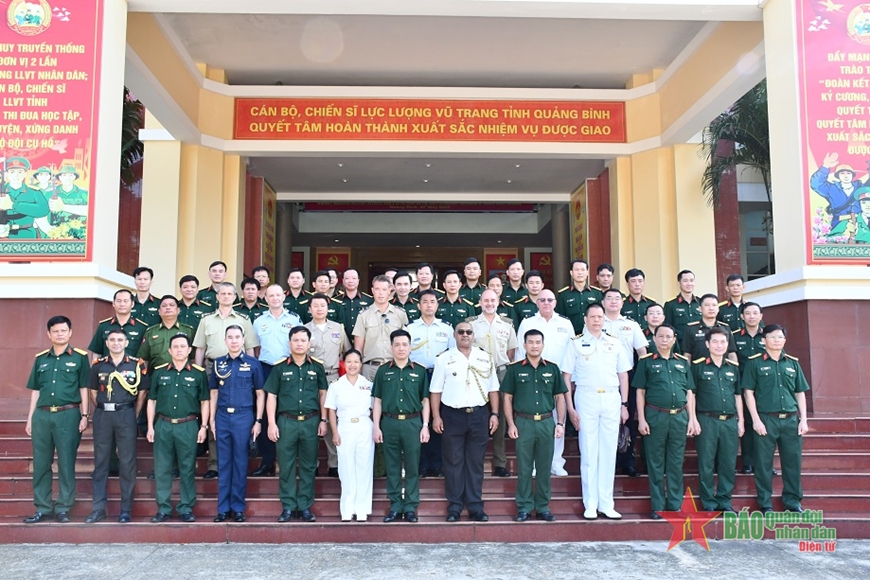 Đoàn Tùy viên quân sự các nước tại Việt Nam chụp ảnh lưu niệm với lãnh đạo Bộ CHQS tỉnh Quảng Bình và cán bộ, chiến sĩ các cơ quan, đơn vị. 