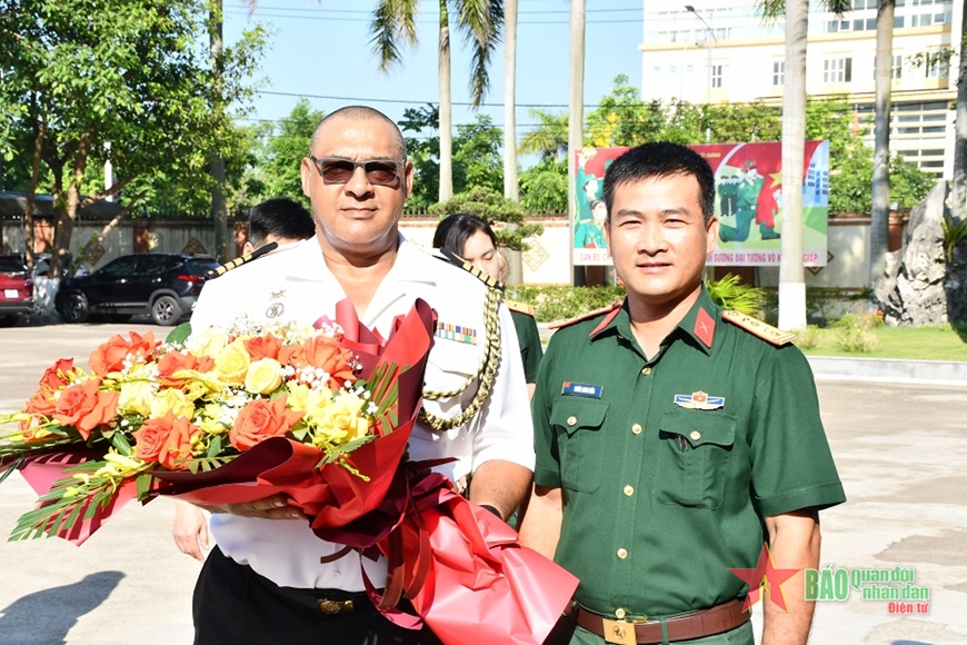 Đại tá Đoàn Sinh Hòa, Chỉ huy trưởng Bộ CHQS tỉnh Quảng Bình tặng hoa Đại tá Eugene V.J.Dudley và Đoàn Tùy viên quân sự các nước tại Việt Nam.