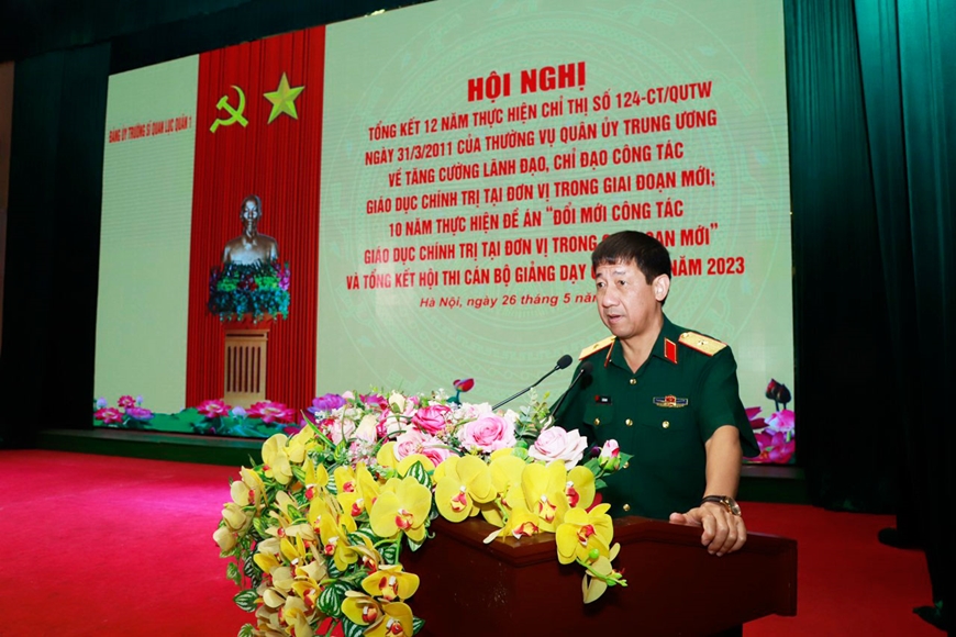Thiếu tướng Lê Văn Duy, Bí thư Đảng ủy, Chính ủy Trường Sĩ quan Lục quân 1 chủ trì hội nghị. Ảnh: HÀ BÌNH 
