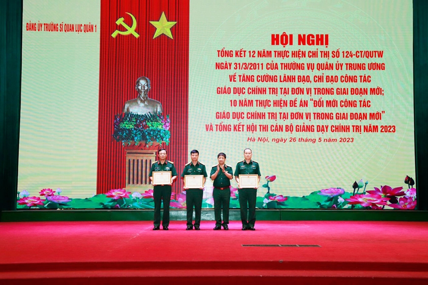 Thiếu tướng Lê Văn Duy, Bí thư Đảng ủy, Chính ủy Trường Sĩ quan Lục quân 1 trao thưởng tập thể được khen thưởng trong thực hiện Chỉ thị số 124. Ảnh: HÀ BÌNH